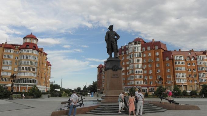 Pomník Petra Velikého na nábřeží Volhy
