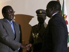Poslední schůzka Mugabeho s Tsvangiraiem minulý týden žádný pokrok nepřinesla. Podle svědků probíhala ve vyloženě nepřátelské atmosféře