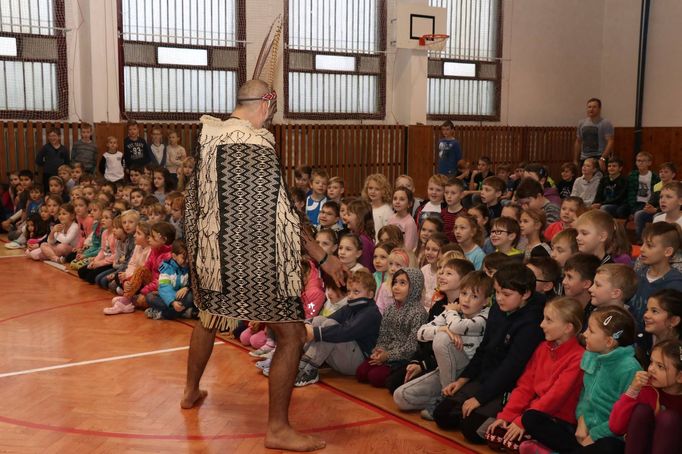 Napůl Moravan, napůl Maor Frank Tomas Grapl junior přibližuje cizincům českou kulturu i historii. Zároveň v Česku vystupuje s maorským souborem.