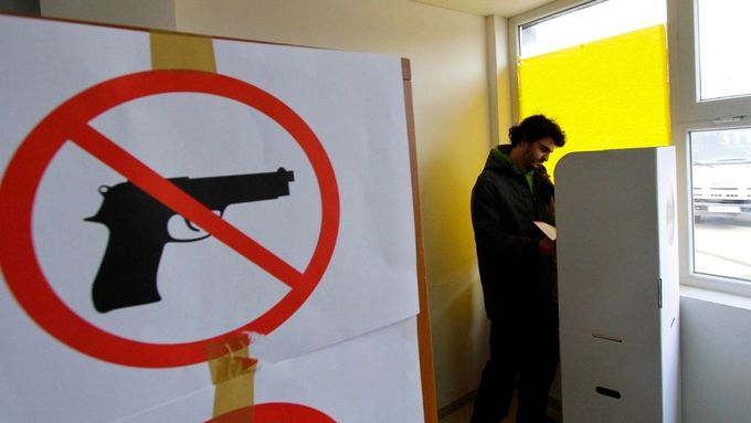 Voliči v Kosovu museli být upozornění, že do volebních místností zbraně nepatří