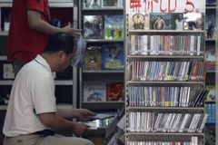 Levná DVD z trafik rozšiřují nabídku, ale kazí byznys