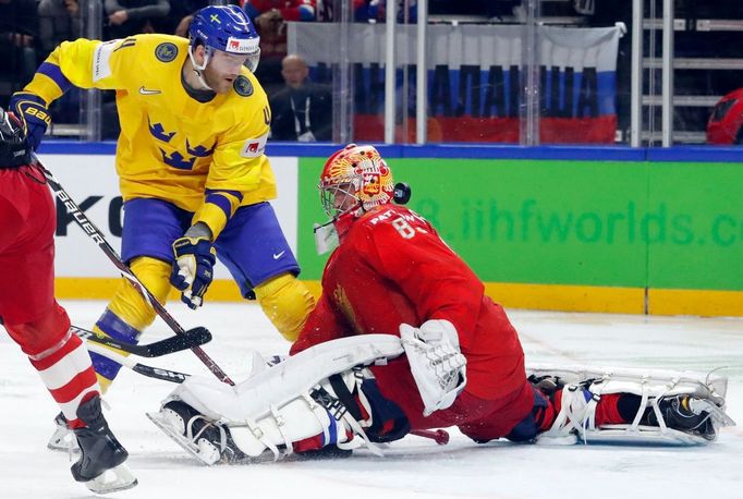 Mattias Ekholm se snaží vyzrát na Vasilije Košečkina.