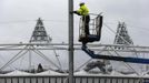 A worker uses a cherry picker to make adjustments while working in the Olympic Park in Stratford, the location of the London 2012 Olympic Games, in east London July 18, 2012. REUTERS/Suzanne Plunkett (BRITAIN - Tags: SPORT OLYMPICS) Published: Čec. 18, 2012, 2:22 odp.