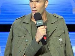 Francouzský fotbalista Zinédine Zidane v televizním rozhovoru pro televizi Canal Plus vysvětluje svůj zkrat ve finále MS, kde hlavou udeřil do hrudníku Marca Materazziho.