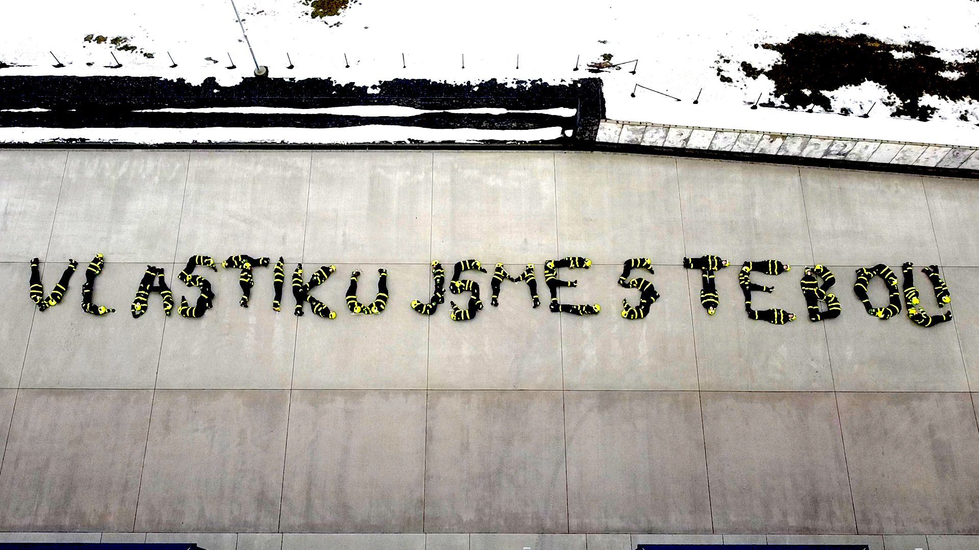 Hasič Vlastimil Kremel z Novojičínska zasahoval během dvaceti let téměř u dvou tisíc výjezdů. Snímky ho zachycují při práci. Nyní je vážně nemocný a přátelé pro něj uspořádali sbírku, aby mu pomohli.