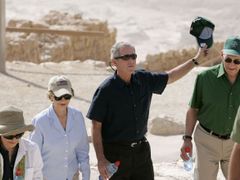 George Bush a izrelský premiér Ehud Olmert s manželkami na výletě do pevnosti Massada na jihu Izraele.