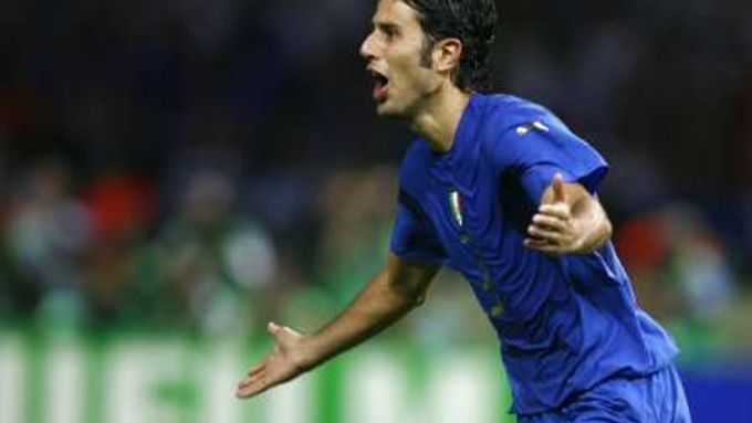 Fabio Grosso slaví rozhodující penaltu, díky níž se Italové stali mistry světa.