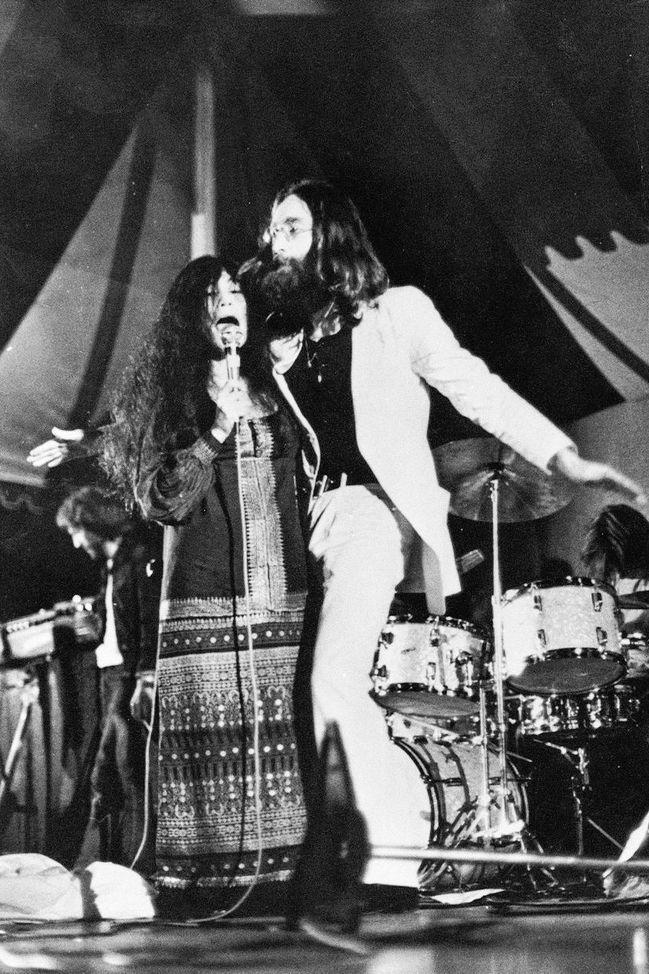 Yoko Ono a John Lennon během hudebního vystoupení své skupiny Plastic Ono Band v kanadském Torontu. Září 1969.