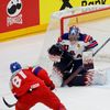 Dominik Kubalík a Charlie Lindgren ve čtvrtfinále MS 2024 Česko - USA