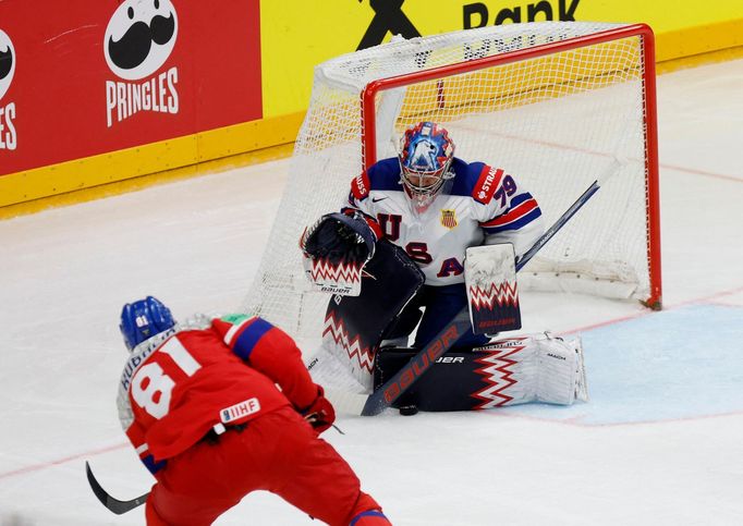 Dominik Kubalík a Charlie Lindgren ve čtvrtfinále MS 2024 Česko - USA