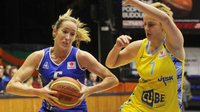 Basketbalistka ZVVZ USK Praha Jelena Dubljevičová v utkání 1. kola Evropské ligy proti Salamance.