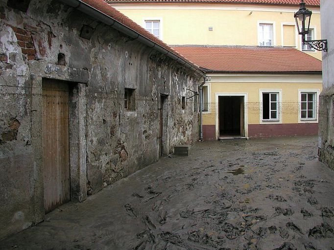 Na místech, která byla v Českém Krumlově povodňí, zůstaly po opadnutí vody silné nánosy bahna.