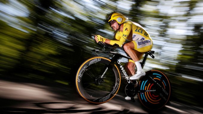 Julian Alaphilippe prolétl nejrychleji tratí časovky a uhájil žlutý dres na Tour de France.