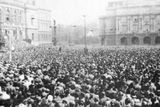22. září 1938: 250tisícová demonstrace před Rudolfinem (tehdejším sídlem Poslanecké sněmovny) za obranu Československa.