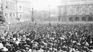 22. září 1938: 250tisícová demonstrace před Rudolfinem (tehdejším sídlem Poslanecké sněmovny) za obranu Československa.