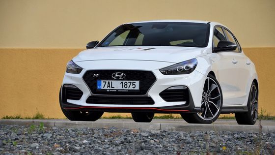 Test ostrého Hyundai i30 Fastback N. Nošovická Octavia RS je více RS, méně Octavia