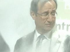 Hollande zažil i útok moukou, Sarkozyho ale zřejmě porazí.