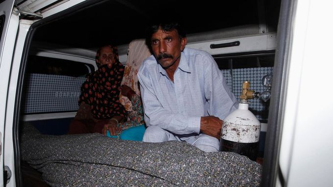 Mohammad Iqbal, manžel ukamenované ženy  ve voze s jejím tělem.