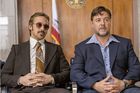 Recenze: Hollywoodské hvězdy Crowe a Gosling jsou správní chlapi. Narostly jim pupky a porno knírky