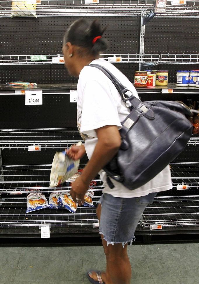 A New Orleans resident shops for supplies at a local grocery store as she prepares for Hurricane Isaac in New Orleans, Louisiana August 28, 2012. Tropical Storm Isaac strengthened into a hurricane just off the U.S. Gulf Coast on Tuesday as it churned toward landfall in the New Orleans area seven years after the city was devastated by Hurricane Katrina. REUTERS/Jonathan Bachman (UNITED STATES - Tags: ENVIRONMENT DISASTER FOOD) Published: Srp. 28, 2012, 4:50 odp.