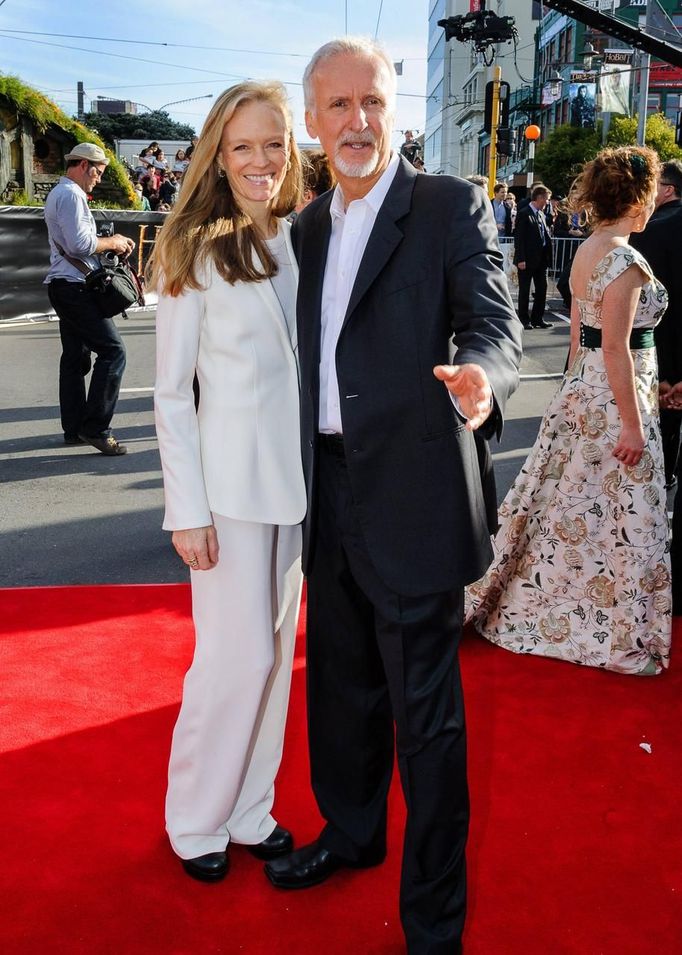 Canadian film director James Cameron and wife Suzy Amis, pose on the red carpet at the world premiere of 'The Hobbit - An Unexpected Journey' in Wellington November 28, 2012. REUTERS/Mark Coote (NEW ZEALAND - Tags: ENTERTAINMENT) Published: Lis. 28, 2012, 9:28 dop.