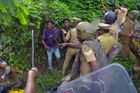 Policie v Indii zatkla tisíce mužů, kteří brání ženám ve vstupu do chrámu