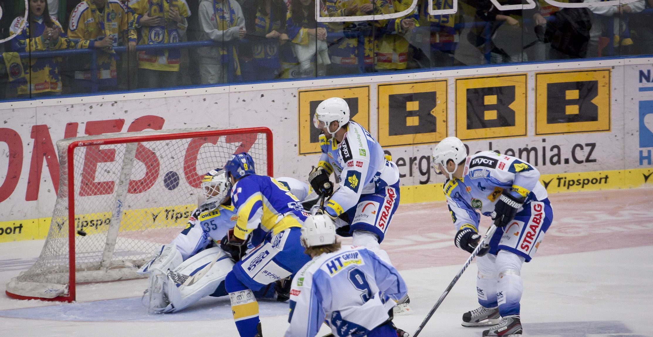 Hokejista Zlína Jaroslav Balaštík sleduje gól v síti soupeřů s Jiřím Trvajem (vlevo), Romanem Trvajem (9) a dalšími soupeři z Komety Brno v 5. kole Tipsport extraligy 2012/13.