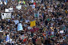 V Bernu pochodovalo za ochranu klimatu 100 tisíc lidí, přijeli ve vlaku či na kole