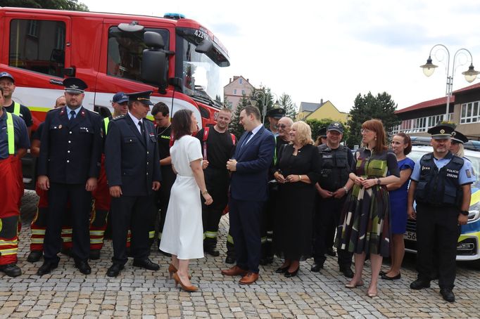 Při návštěvě politiků bylo možné vidět také řadu hasičů z obou stran hranic, kteří se s politiky fotili.