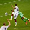 MS 2014, Německo-Alžírsko:  Islám Slimaná (13) dává neuznaný gól
