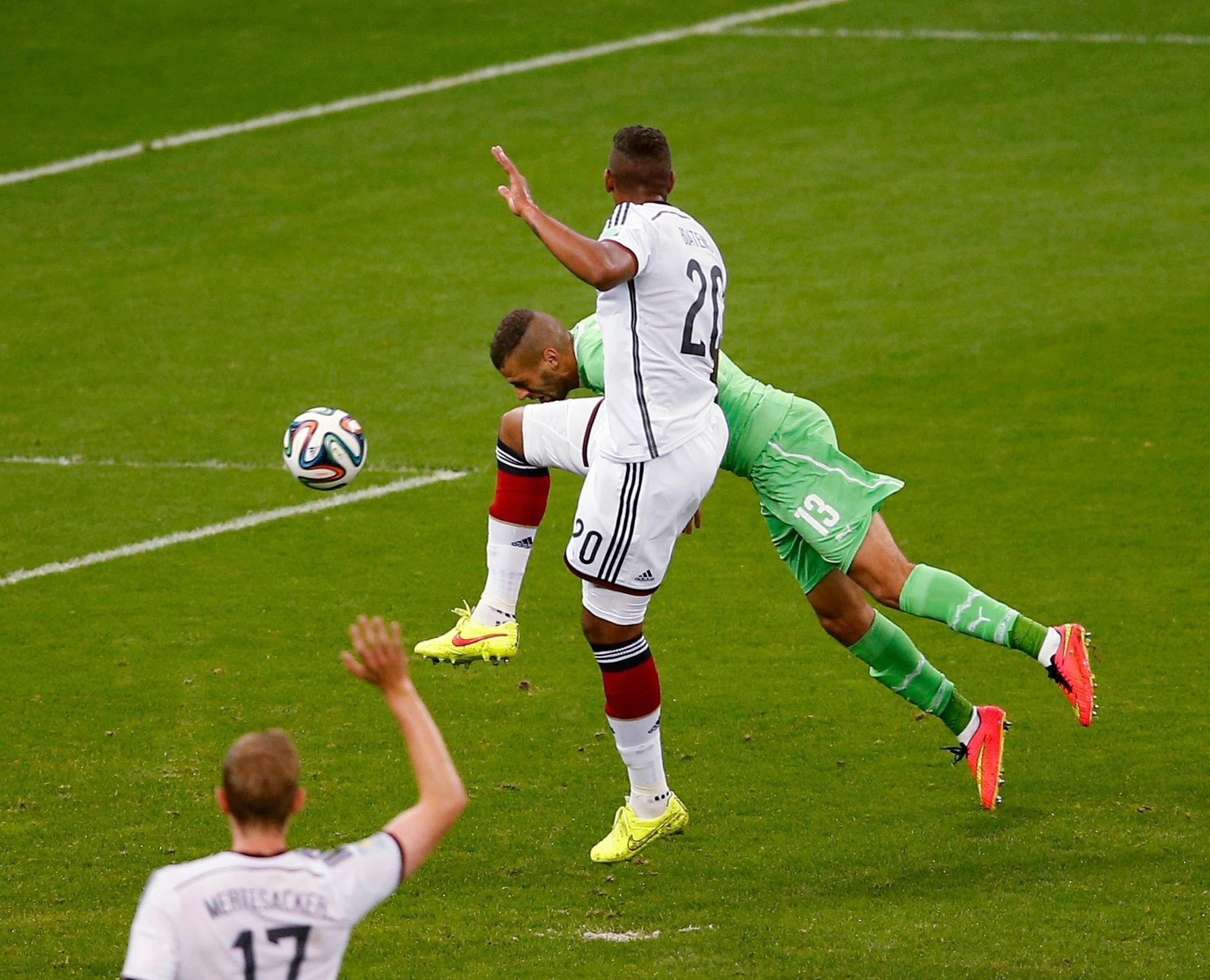 MS 2014, Německo-Alžírsko:  Islám Slimaná (13) dává neuznaný gól