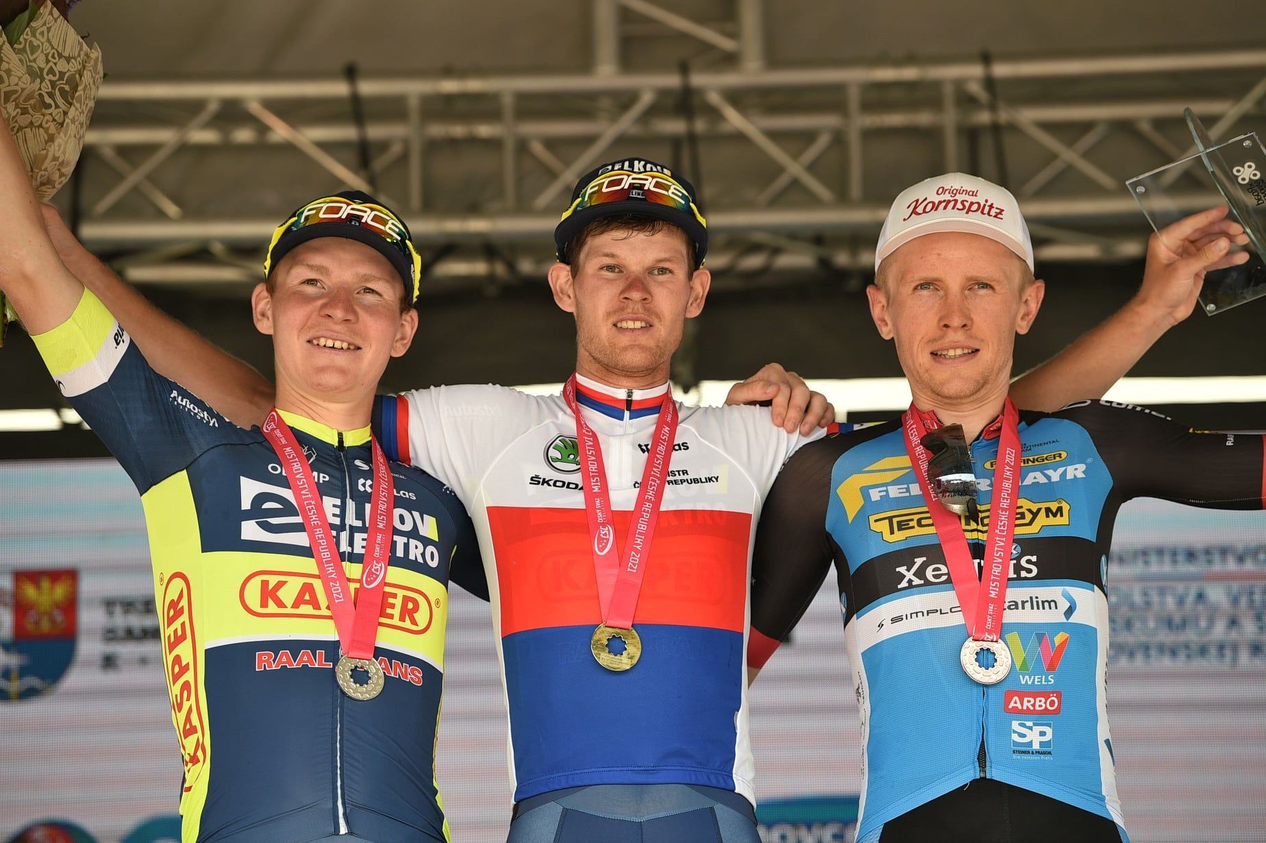MČr v cyklistice 2021: Vítěz silničního závodu Michael Kukrle, druhý Dominik Neuman (vlevo) a třetí Daniel Turek (vpravo)