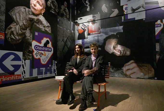 Výstavu Space of Desire připravilo duo Shotby.us neboli Karolína Matušková (vlevo) a Lenka Glisníková.