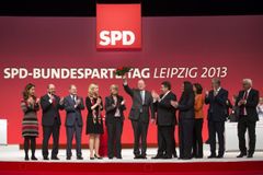Německá SPD se poprvé po 15 letech dostala do čela průzkumu. Do voleb zbývá měsíc