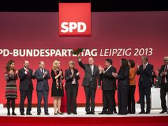 Kandidát SPD na spolkového kancléře Peer Steinbrück (s kyticí) sklidil od delegátů sjezdu potlesk. (14. listopadu 2013)