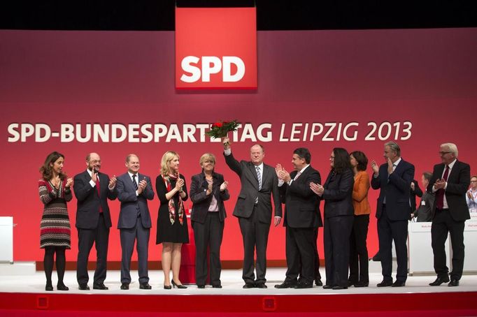 Kandidát SPD na spolkového kancléře Peer Steinbrück (s kyticí) sklidil od delegátů sjezdu potlesk. (14. listopadu 2013)