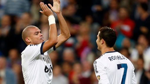Portugalský fotbalista Cristiano Ronaldo z Realu Madrid slaví s Pepém svůj gól v utkání La Ligy 2012/13 s Deportivem La Coruňa.