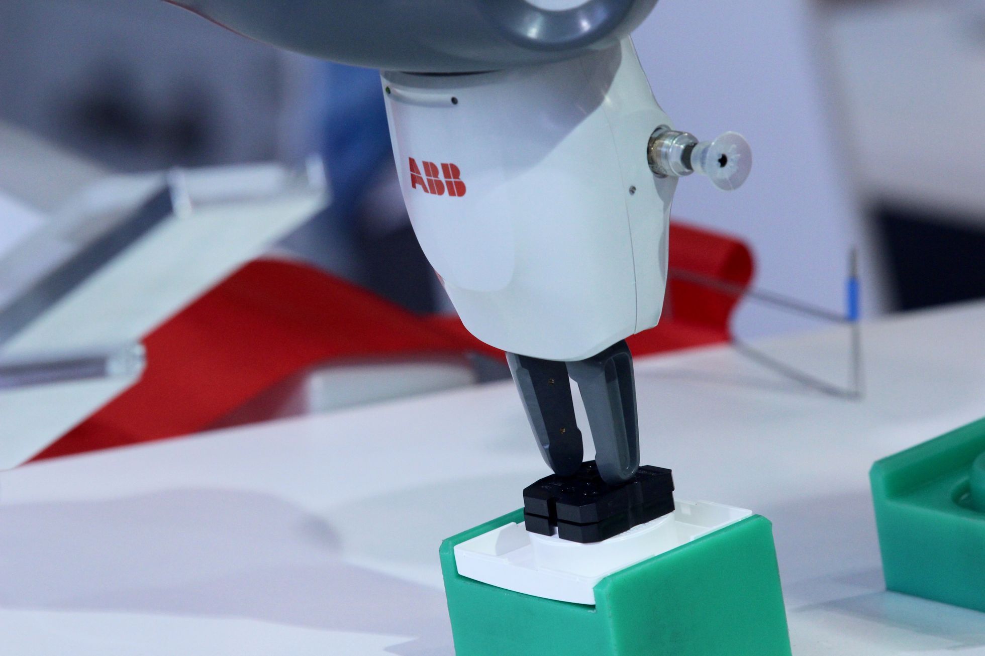 První robot v Česku se jmenuje YuMi, představila ho firma ABB