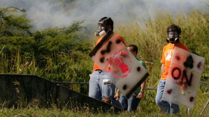 Někteří venezuelští studenti přišli na demonstraci patřičně vybaveni