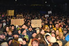 "Dost bylo Fica." Slováci opět protestovali proti vládě, shromáždění svolala opozice