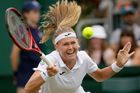 Skvělá Bouzková vyřadila ve Wimbledonu osmou hráčku světa, dál jde i Veselý