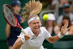 Skvělá Bouzková vyřadila ve Wimbledonu osmou hráčku světa, dál jde i Veselý