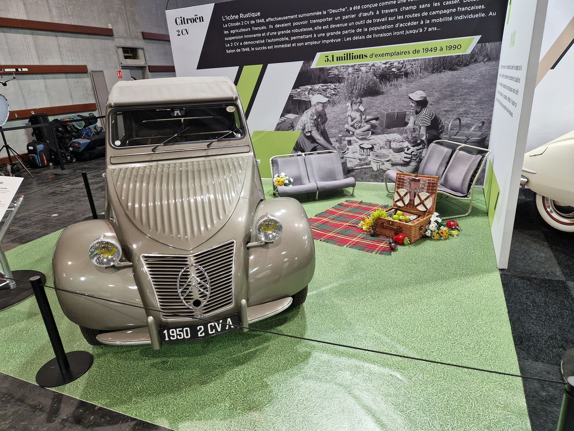 historická a filmová auta autosalon Paříž