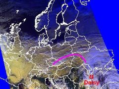Obrázek z družice, kde je zakraslen střed tlakové níže Daisy u Černého moře a s ní spojený frontální systém, který je nad Moravou a Slezskem. Během noci a pondělí se bude tlaková níže vyplňovat, slábnout a v úterý už počasí ve střední Evropě ovlivňovat nebude.