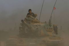 Do Sýrie vjely další turecké tanky, Kurdové se stahují za Eufrat