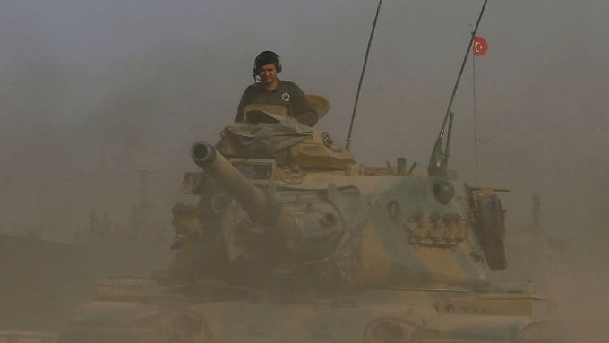Turecký tank u hranic se Sýrií.