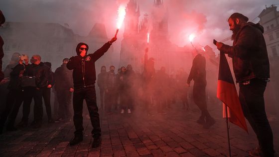 Foto: Bojiště Staromák. Ostrý střet chuligánů s policií v srdci Prahy přinesl zraněné