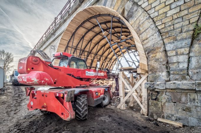 Rekonstrukce Negrelliho viaduktu na snímku z roku 2017