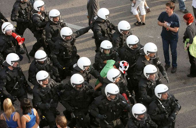 Švýcarská pořádková policie je v pohotovosti. "Třaskavý" duel Švýcarsko vs. Turecko je tu.