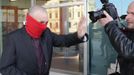 RNPS IMAGES OF THE YEAR 2012 - Former hockey coach Graham James arrives at the Provincial Court of Manitoba for sentencing for sexually abusing two of his former hockey players in Winnipeg, Manitoba March 20, 2012. REUTERS/Fred Greenslade (CANADA - Tags: CRIME LAW SPORT TPX IMAGES OF THE DAY) Published: Pro. 5, 2012, 11 odp.